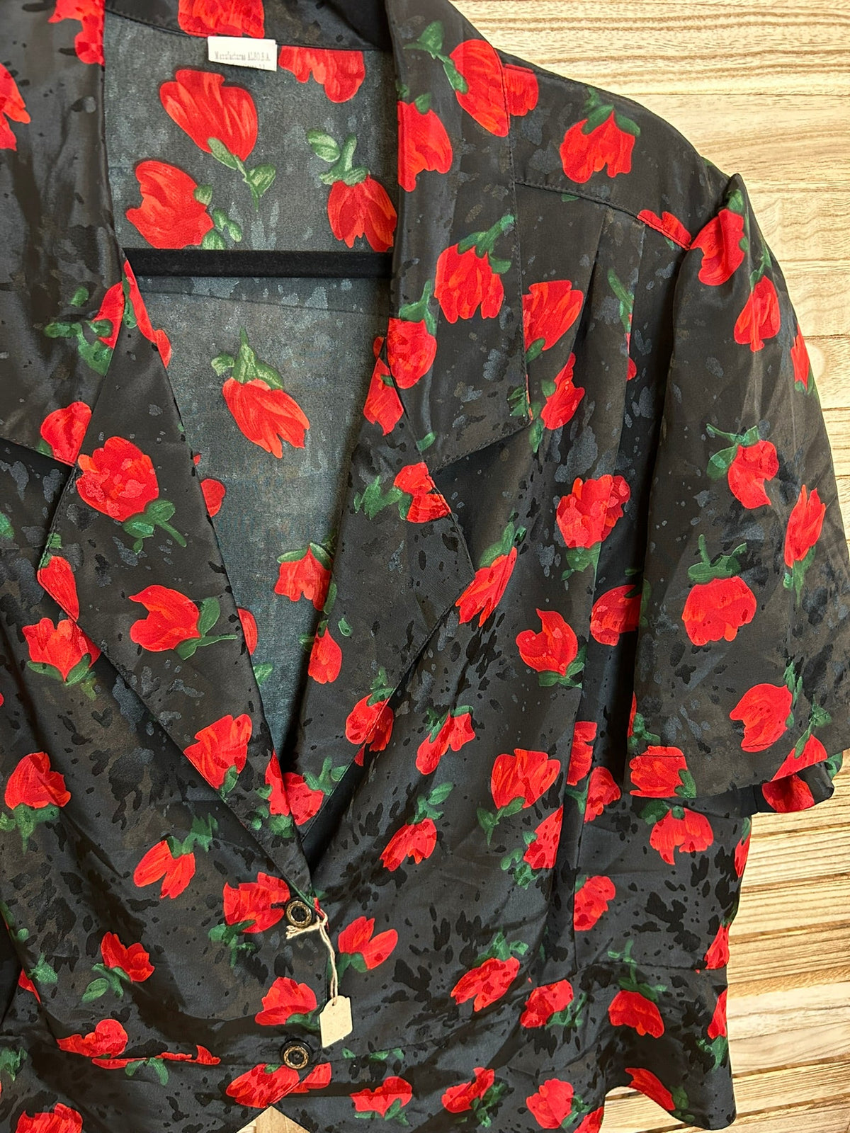 Vintage rose print μπλούζα - λεπτομέρεια ετικέτας και κολαρακιού