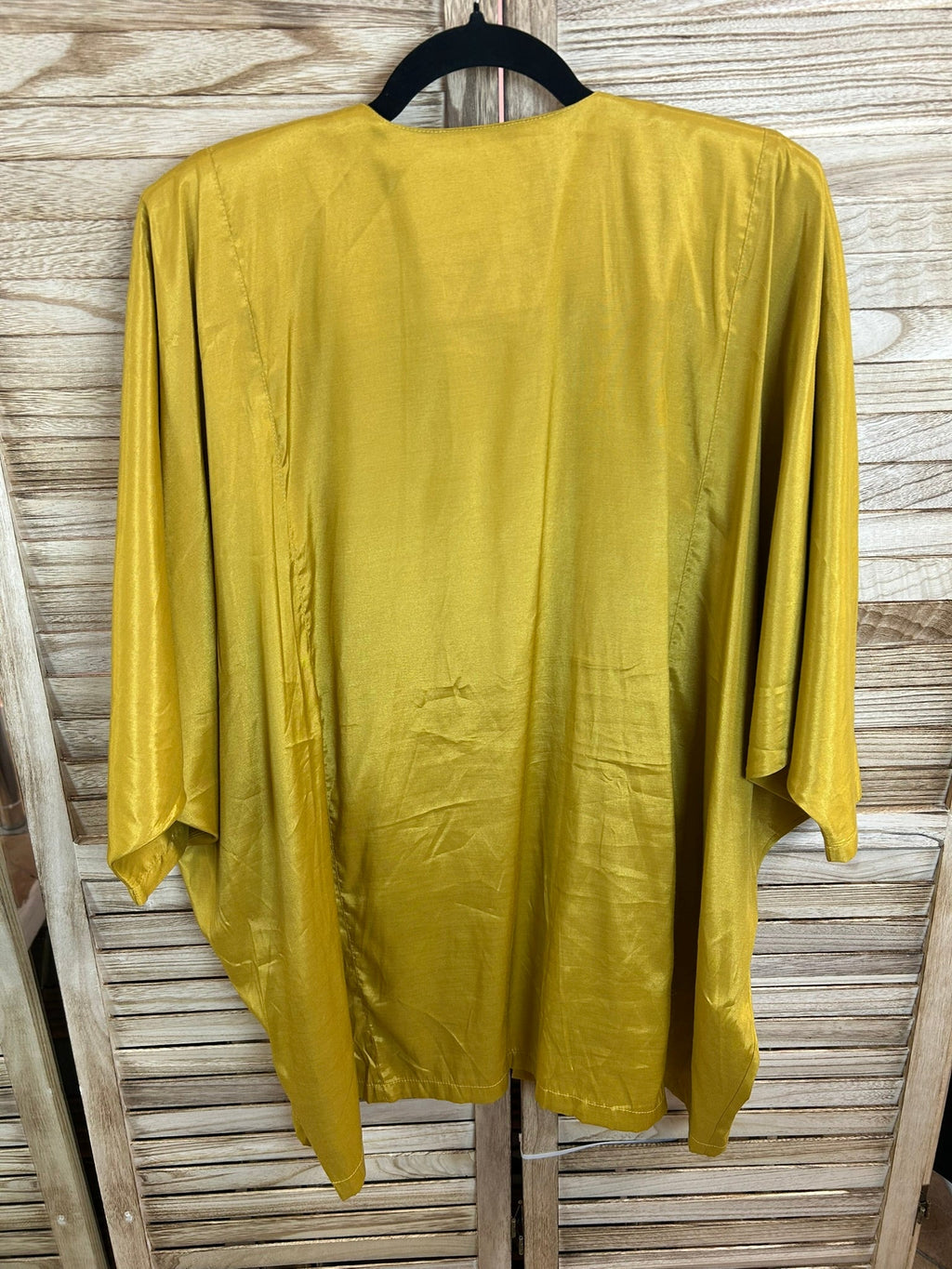 Vintage κίτρινο σατέν κιμονό jacket λεπτομέρεια κουμπί