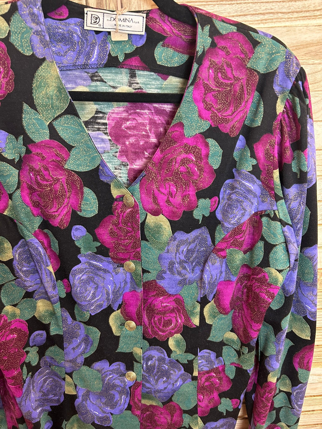 Vintage floral μπλούζα λεπτομέρεια V-λαιμού
