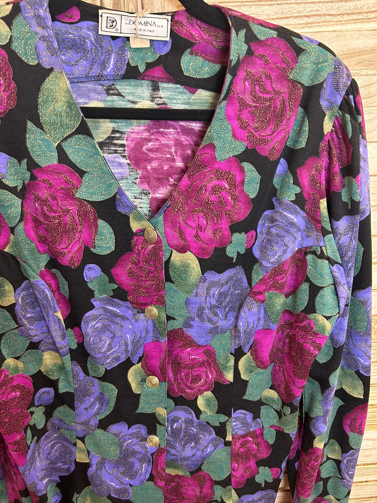 Vintage floral μπλούζα λεπτομέρεια V-λαιμού