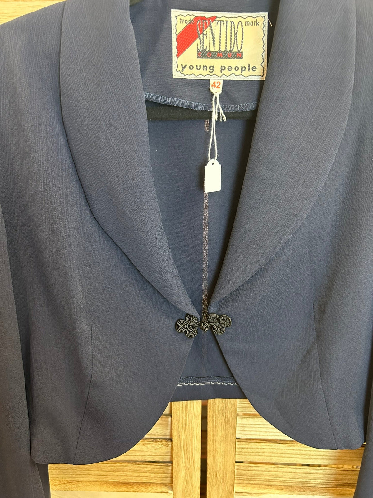 Vintage navy bolero λεπτομέρεια ετικέτας και frog closure